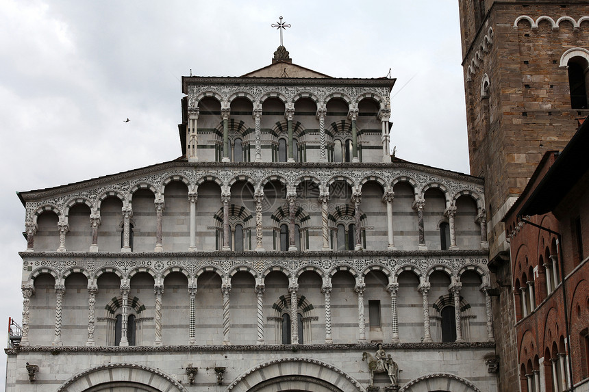 Lucca  圣马丁大教堂外墙的视图教会拱形钟楼浮雕雕塑柱廊柱子宽慰建筑学拱廊图片