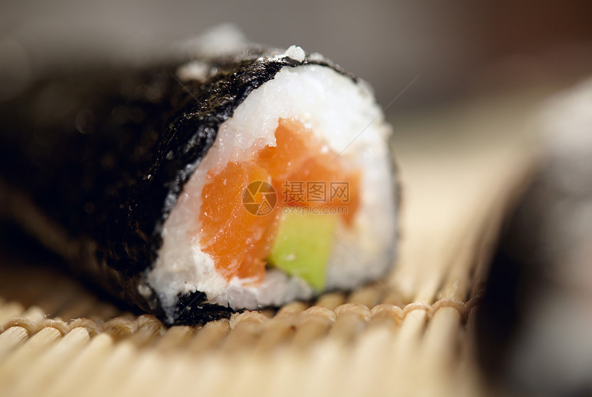 苏西卷着鲑鱼和鳄梨烹饪美食宏观背光食物海藻海鲜图片