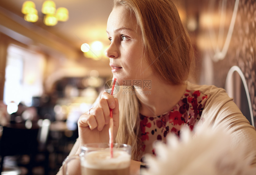 女孩从咖啡馆的窗户里看图片