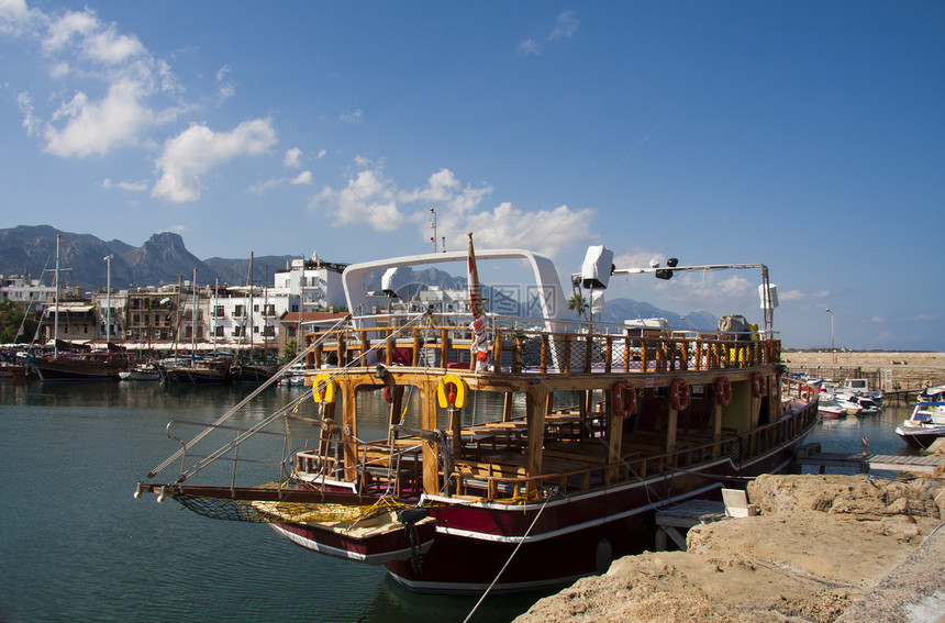 基里尼亚旅游船图片