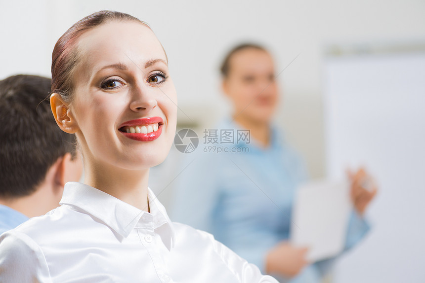 商务会议电脑报告同事专注吸收工作女士成就快乐办公室图片