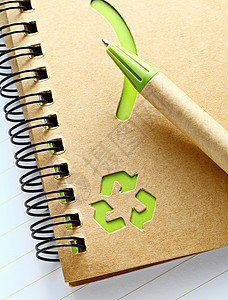 回收纸制笔记本棕色卡片木头螺旋记事本回收笔记绿色环保背景图片