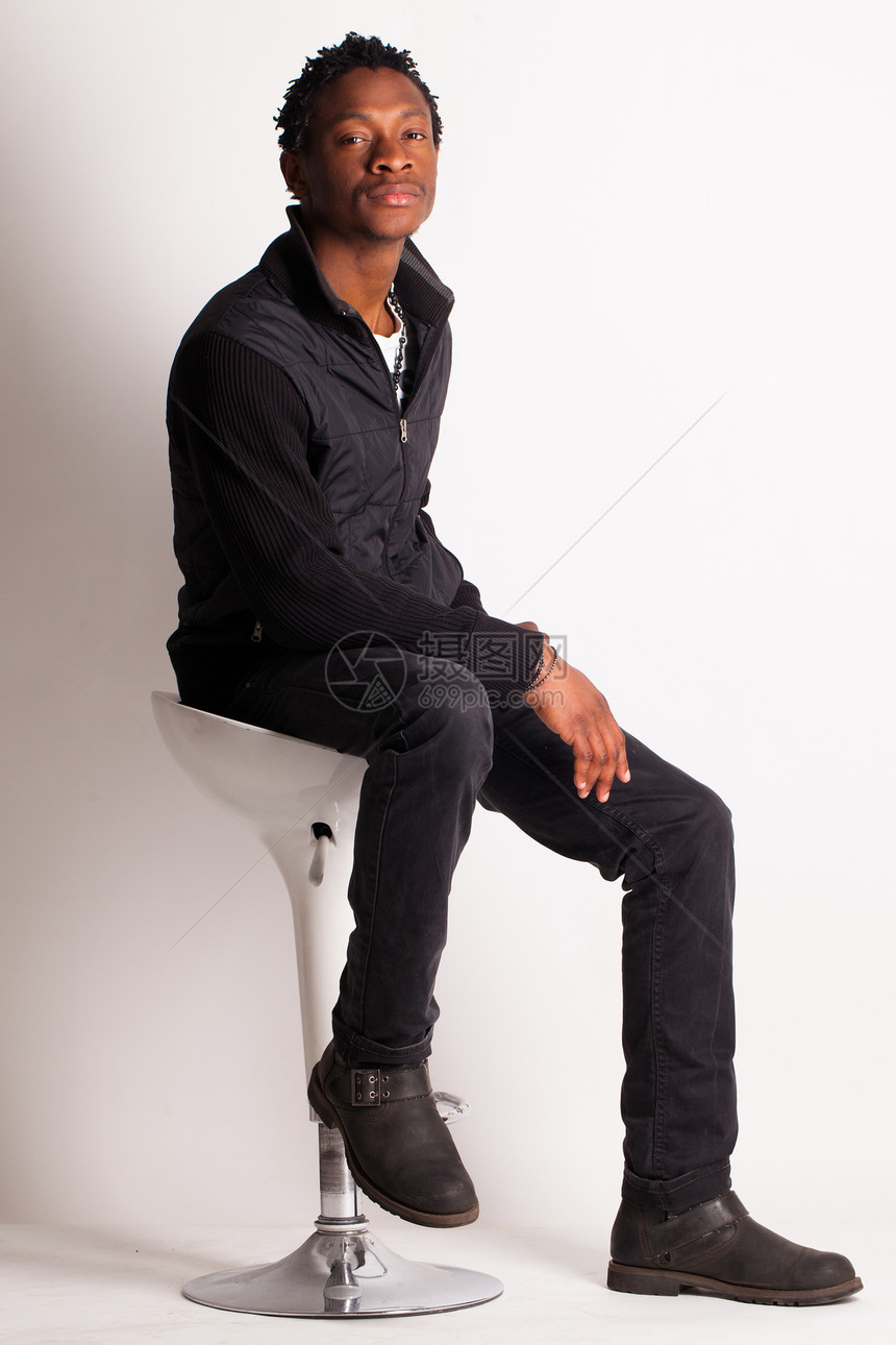 坐在椅子上的帅哥黑人快乐头发工作室白色酒吧男性微笑辫子男人爆炸图片