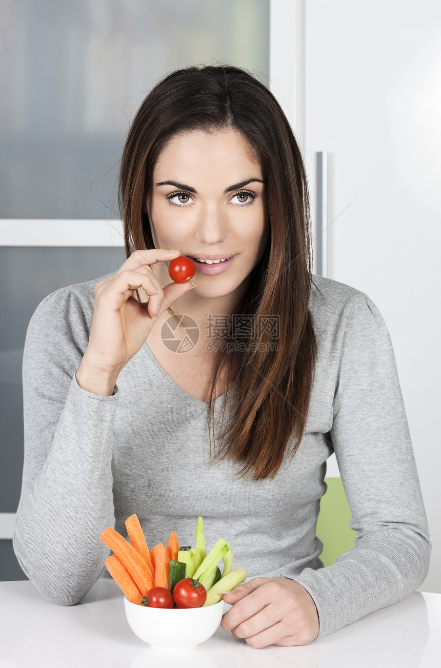 享受健康食物的可爱女孩图片