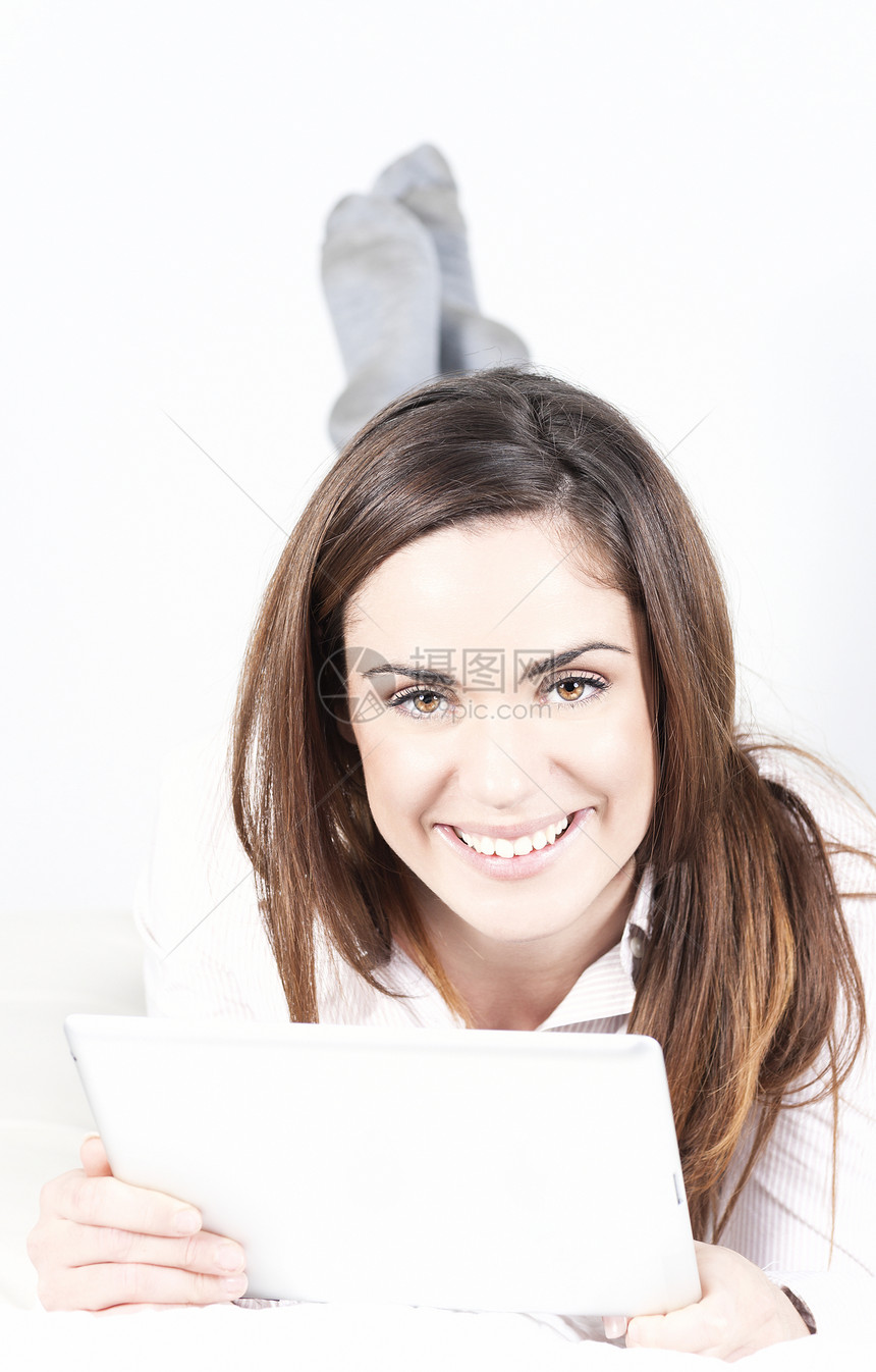 在沙发上微笑着的女士 用平板电脑电子书冲浪电子邮件娱乐上网电子产品技术网络阅读闲暇图片