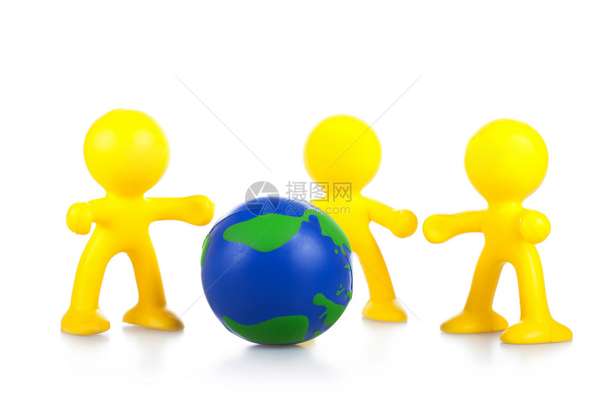 玩具小矮人握着地球 是孤立的 白色的背景图片