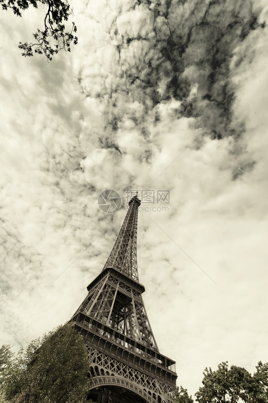 埃菲尔铁塔对着天空和云层 巴黎 法国图片