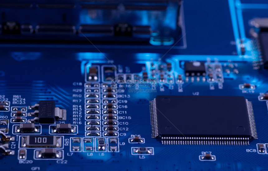 电子电路的宏照片 灯光上的多氯联苯硬件绝缘导体芯片组切换器母板电脑电路技术平行线图片