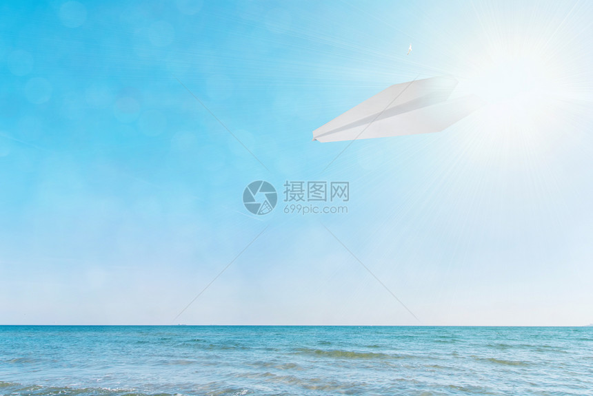 蓝天和大海对面的纸平面海浪热带海岸晴天旅行海滩阳光支撑天堂海洋图片