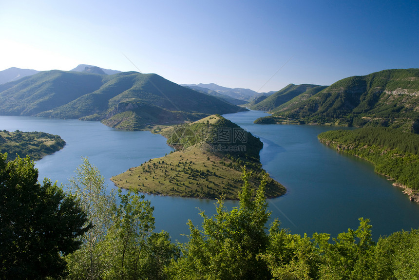 保加利亚卡尔贾利湖绿色全景蓝色山脉天空场景图片