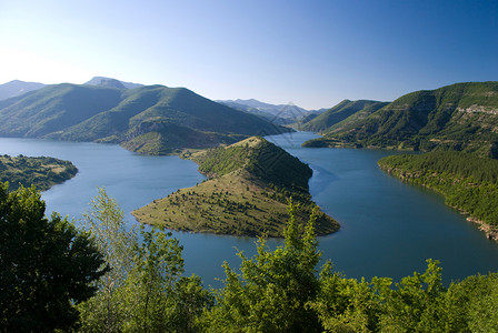 保加利亚卡尔贾利湖绿色全景蓝色山脉天空场景高清图片