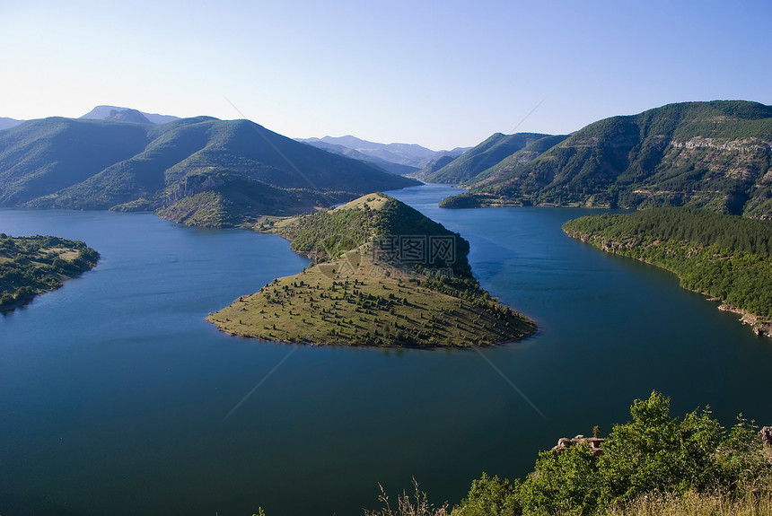 保加利亚卡尔贾利湖场景绿色蓝色山脉全景天空图片