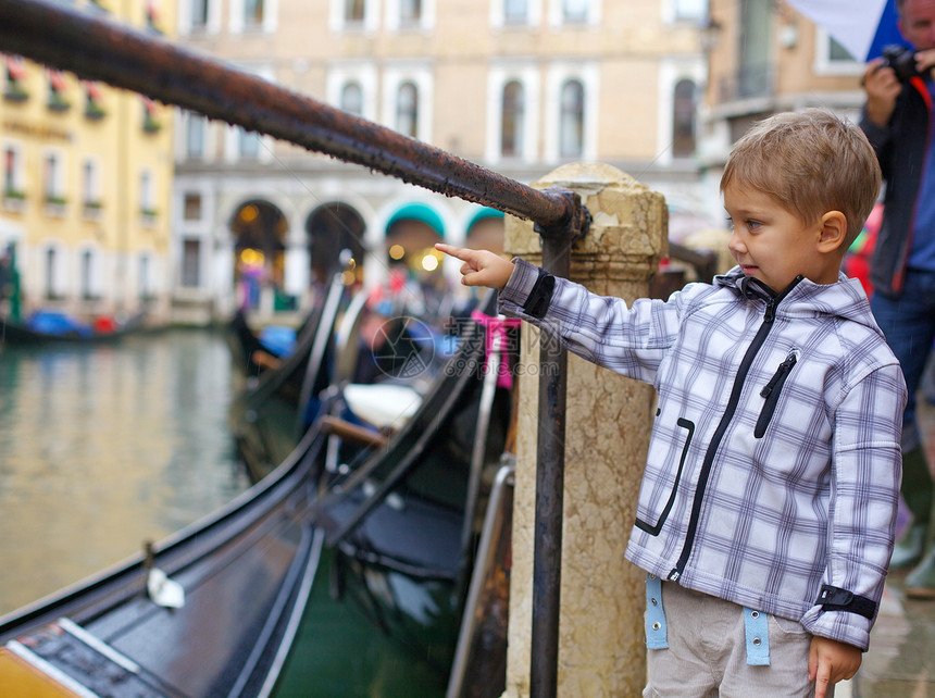 威尼斯观点与女孩青少年缆车建筑旅行木头地标运河孩子们反射城市图片