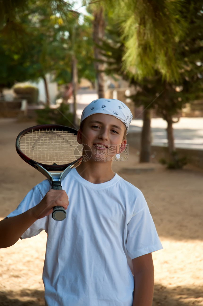 网球男孩竞赛孩子玩家概念运动员乐趣微笑球拍游戏运动图片