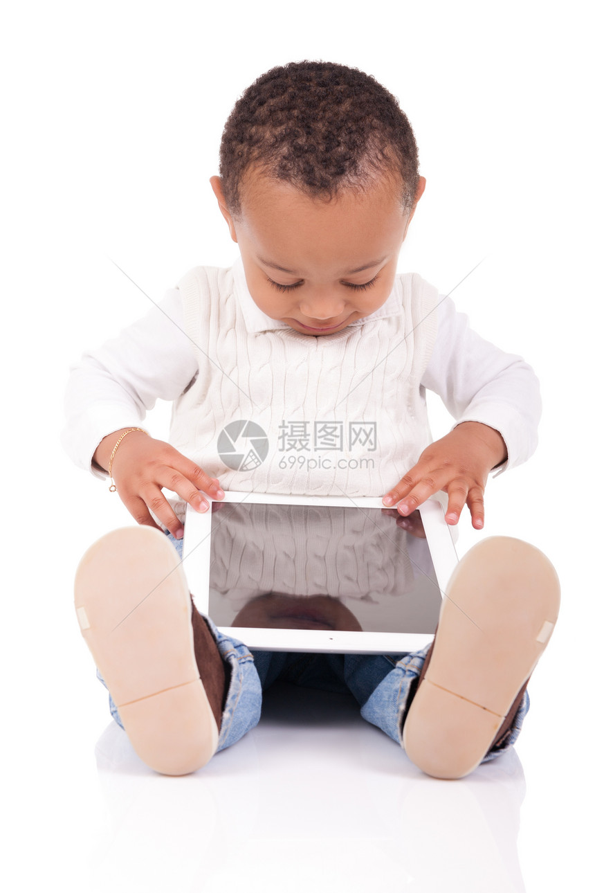 带平板电脑的非洲小女孩图片