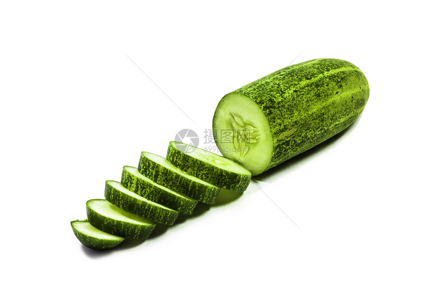 白背景上的切片黄瓜植物营养条纹食物宏观绿色蔬菜白色比例水果图片