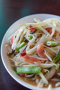 辣辣木薯沙拉白色食物辣椒香料蔬菜美食绿色盘子木瓜沙拉背景图片