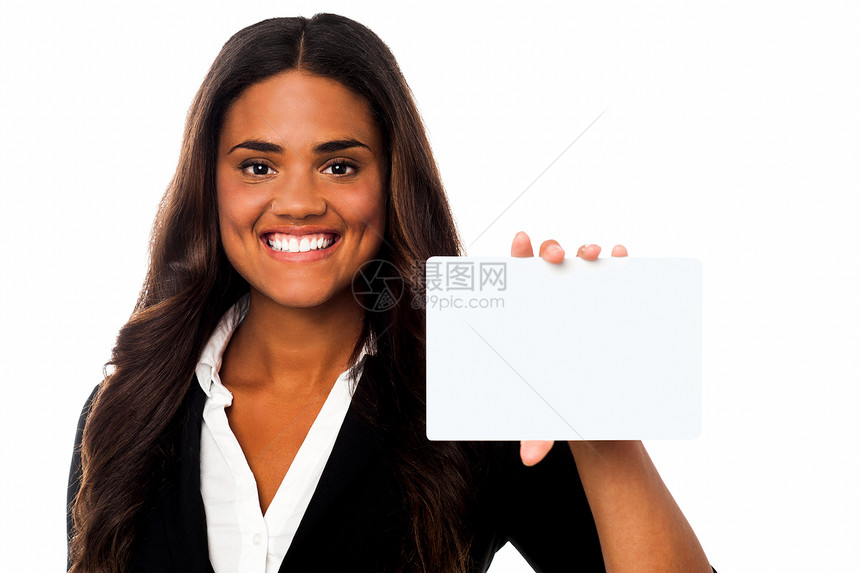 显示空白矩形广告牌的妇女产品公司女性拉丁示范营销教育女士微笑管理人员图片