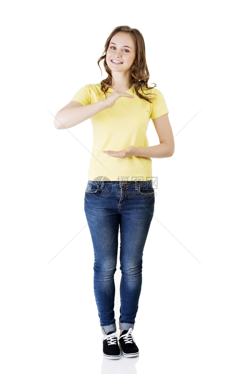 女性在手掌上复制空间广告金发商业手势成人手臂快乐棕榈微笑手指图片