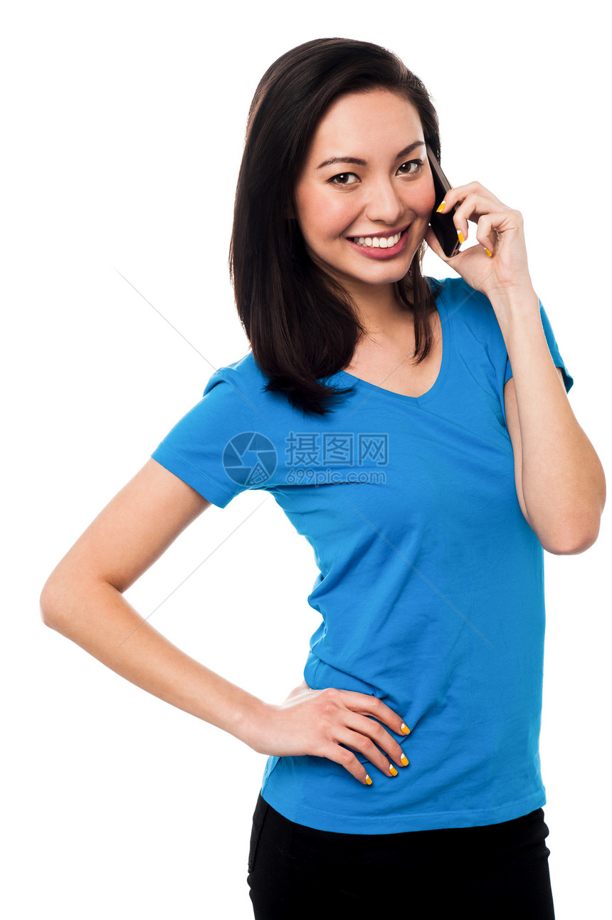 年轻女孩通过手机讲电话乐趣细胞青年女性讲话网络微笑冒充腰部技术图片