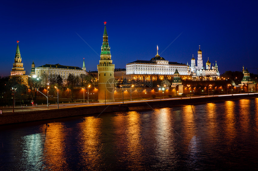莫斯科克里姆林宫银行和塔 在夜间建筑历史蓝色地标首都城市天炉反射建筑学旅行图片