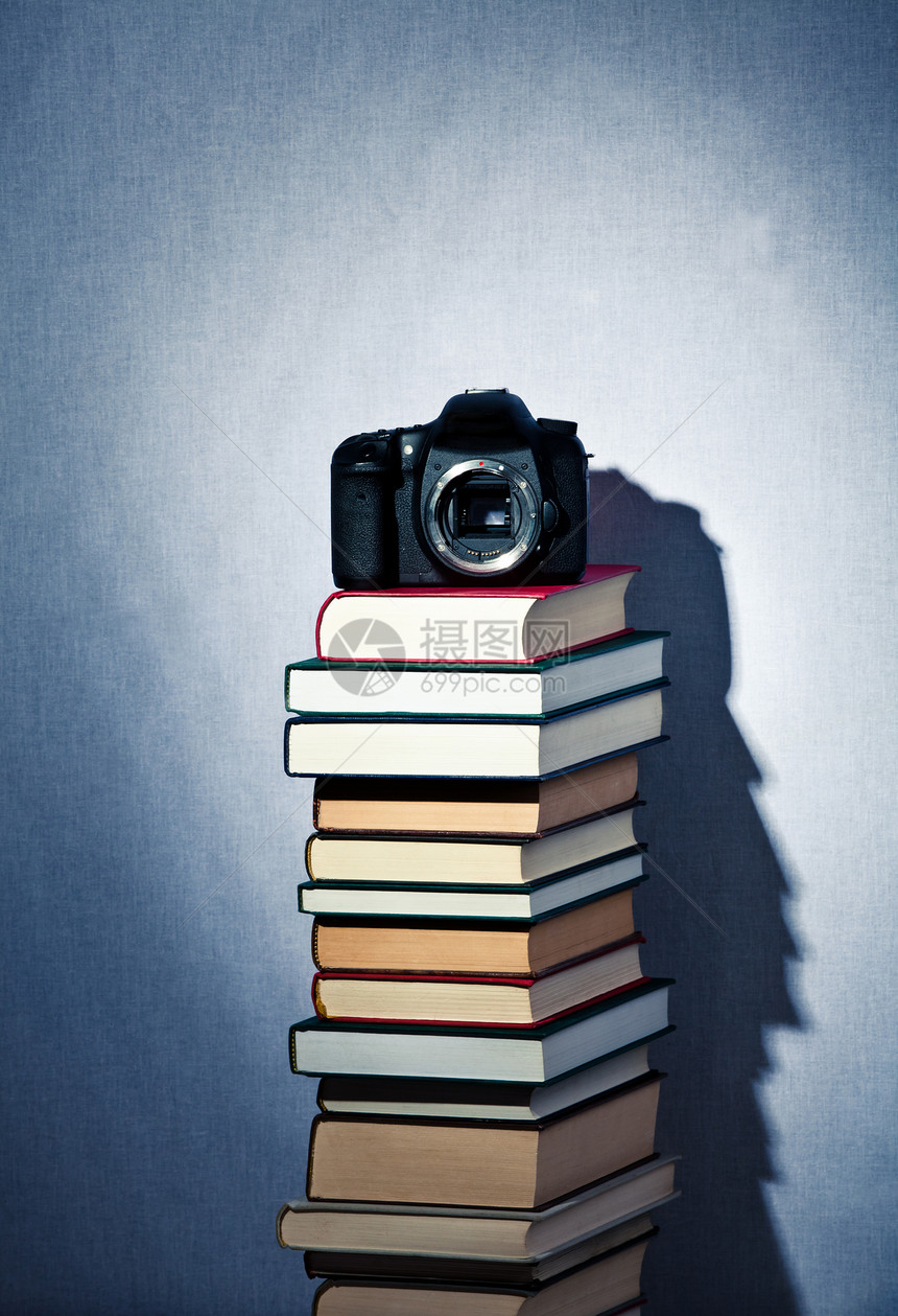 高堆书架上的相机照片传感器古董教育数据学校精装摄影学习工作室图片