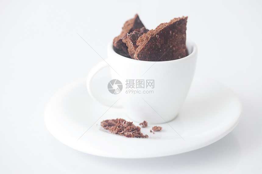 白杯加茶碟和巧克力甜点营养盘子食物杯子可可酒吧飞碟粉末活力图片