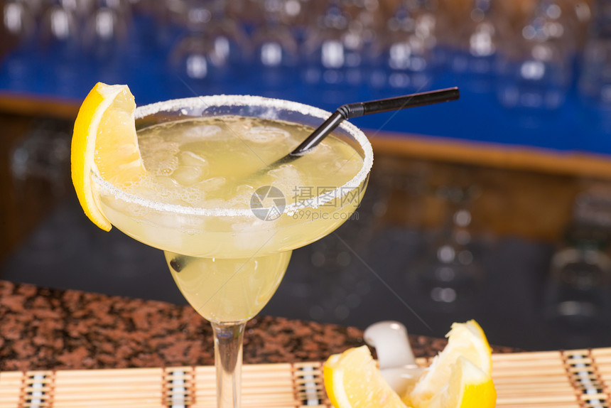 新鲜玛格丽塔酒酒吧混合器水平柠檬玻璃酒精图片