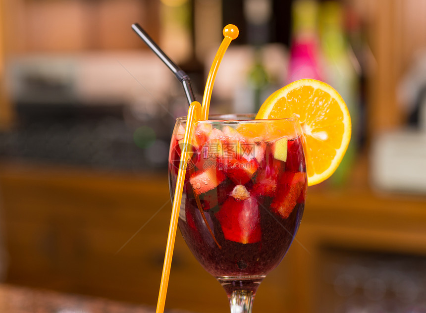 一杯红酒橙子冷藏茶点地平线酒吧稻草水果酒精玻璃果味图片