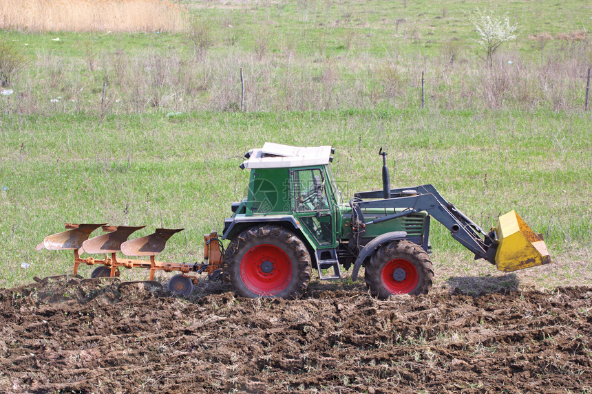 工作拖拉机收获力量收成土地季节车轮农业农场农田引擎图片