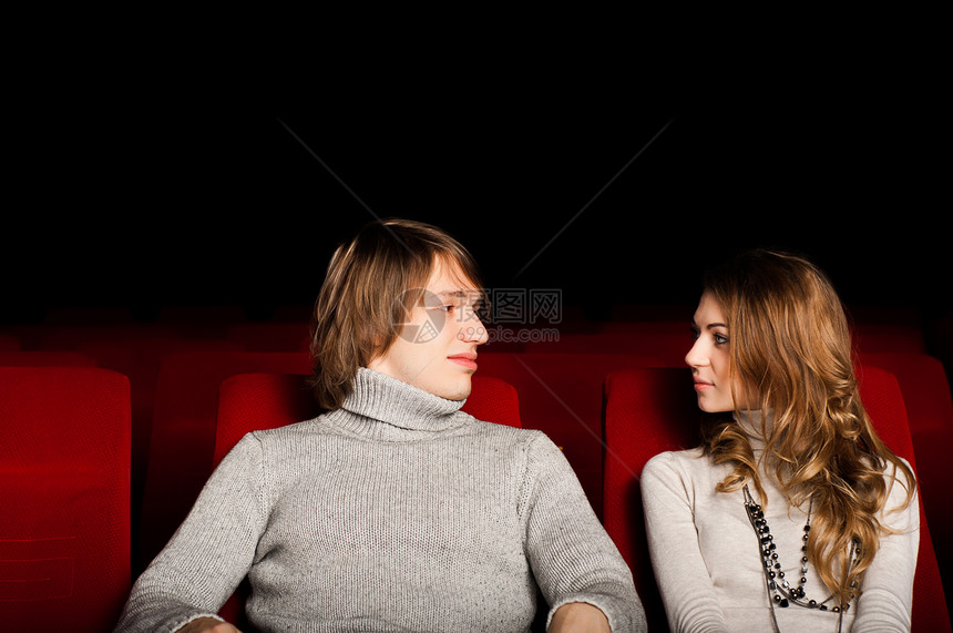 电影院中的年轻夫妇椅子爆米花娱乐活动眼镜男性乐趣男人团体享受图片