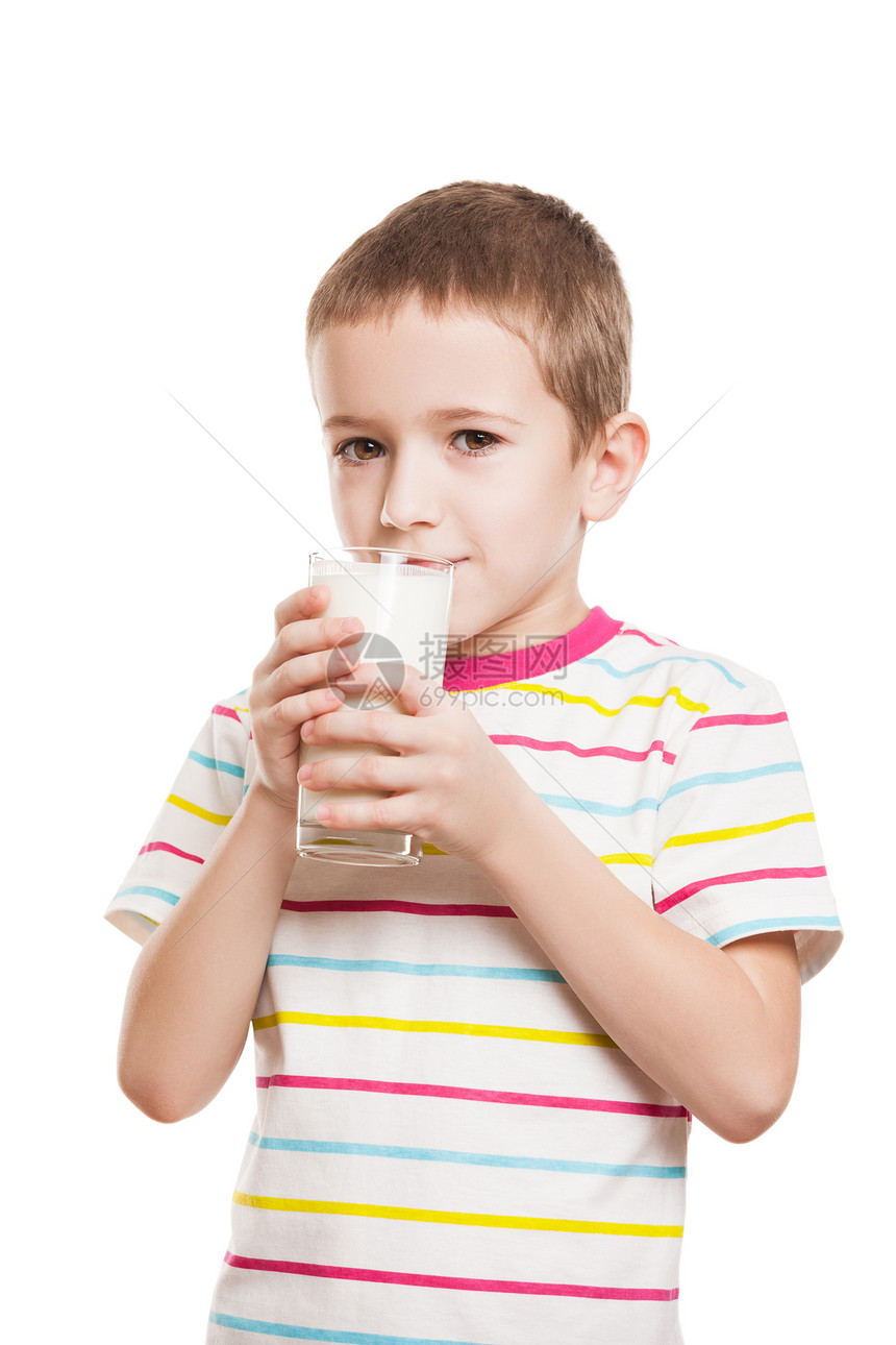 儿童男孩喝牛奶时微笑后代快乐早餐奶制品产品享受药品食物卫生液体图片