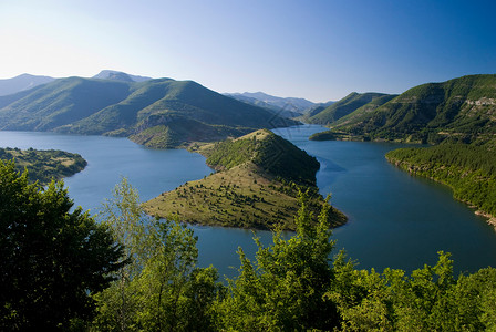 保加利亚卡尔贾利湖蓝色山脉全景场景天空绿色高清图片