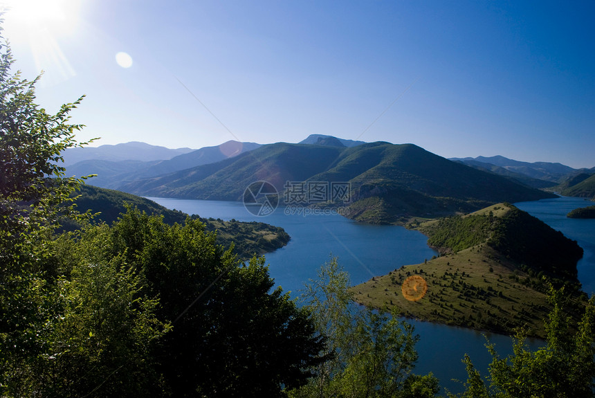 保加利亚卡尔贾利湖蓝色山脉天空场景全景绿色图片