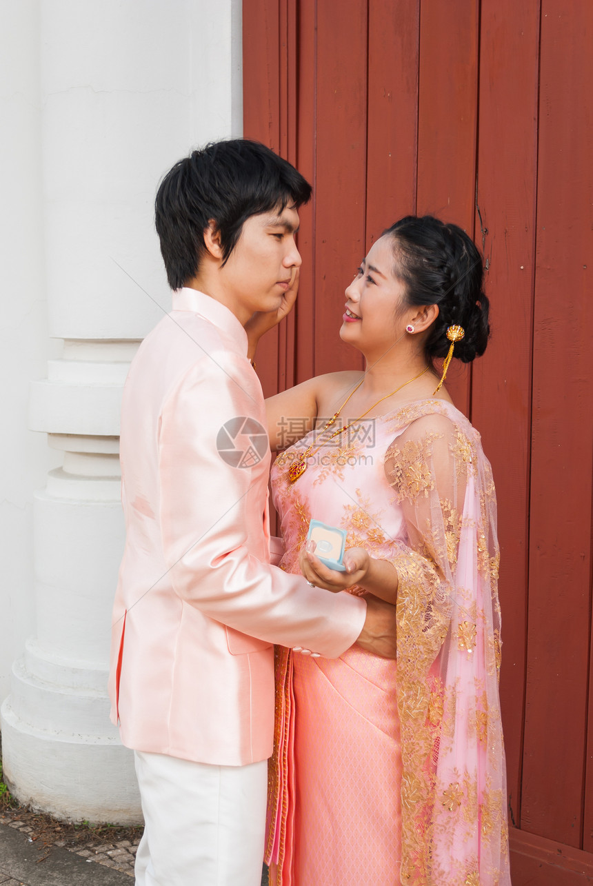 泰国结婚西装 中的亚洲泰新婚新娘伴侣文化男性粉末女士订婚戏服婚礼情人夫妻图片