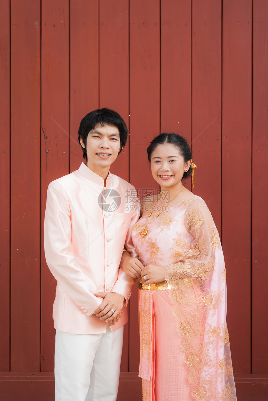 泰国结婚西装 中的亚洲泰新婚新娘订婚男人幸福灵魂女士套装妻子戏服婚礼粉色图片