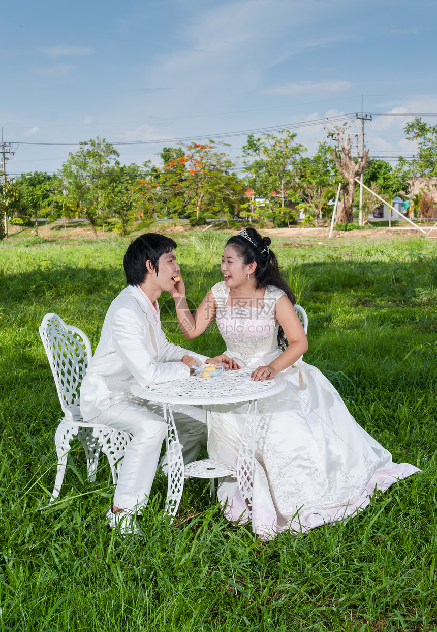 亚洲泰国新娘 带有婚礼蛋糕一块公主丈夫戏服女朋友伴侣女性结婚幸福男性微笑图片