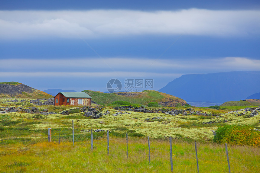 冰岛的房子村庄风景地标国家苔藓旅游观光蓝色长椅草地图片