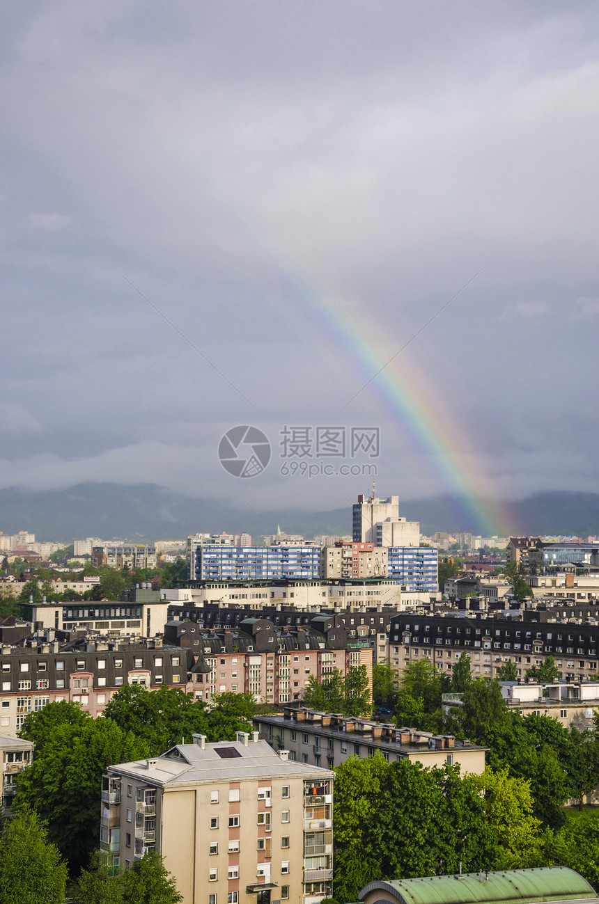 卢布尔雅那上空的彩虹阳光建筑学景观天际多云下雨全景晴天季节性天空图片