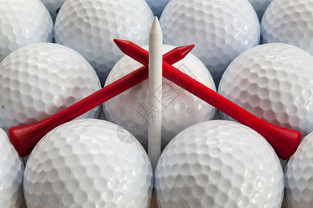 高尔夫球和金球静物发球台运动背景图片