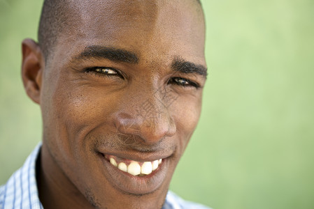 快乐的年轻黑人男子的肖像 看着相机和微笑背景图片