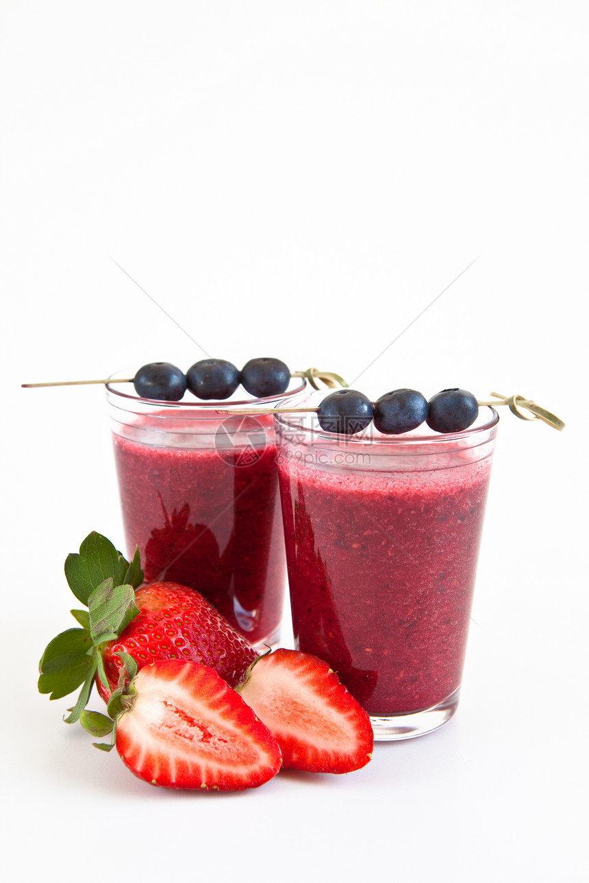 带新鲜果实的滑雪机饮料白色浆果水果果汁红色玻璃图片