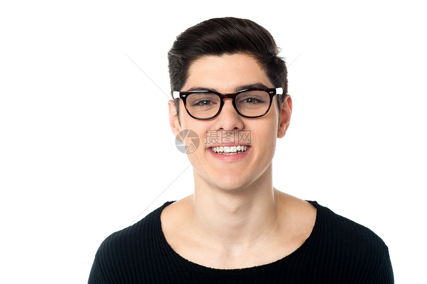 在眼镜上微笑 酷酷帅帅帅的年轻人图片