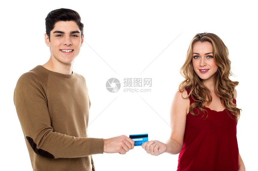 男朋友把信用卡交给他女朋友的男友了图片