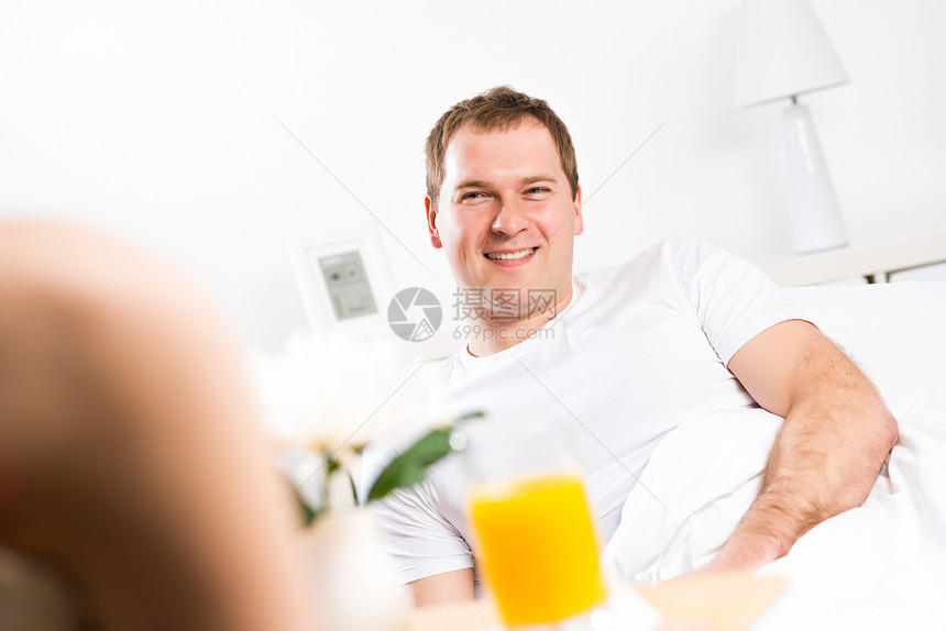 女人带男朋友早餐在床上睡觉的果汁食物休息室黑发成人幸福闲暇男人卧室夫妻图片
