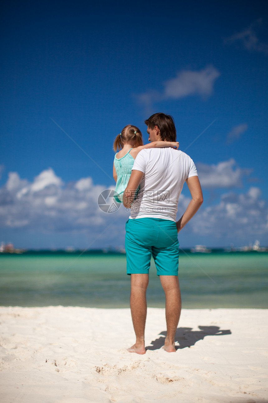 父亲和他的女儿在沙滩上图片