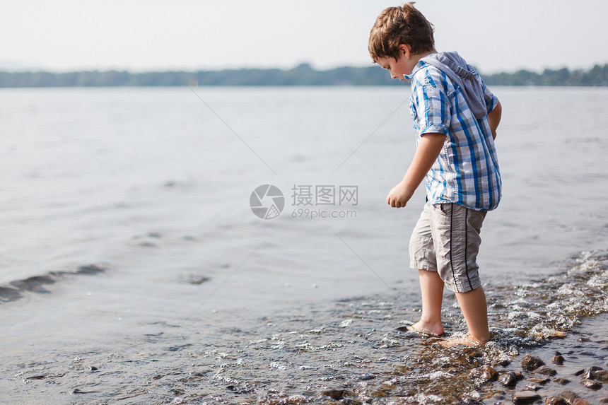 男孩在水中行走波浪乐趣童年岩石孩子图片