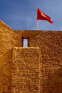 墙上的旗帜红色蓝色棕色白色天空城堡窗户背景图片