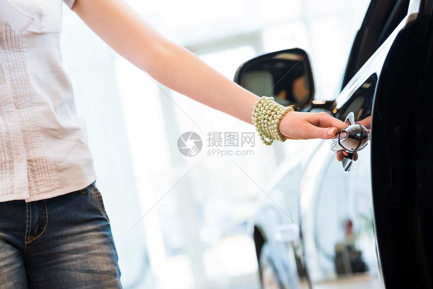 女人打开新车的门手镯消费者女性手臂陈列室汽车司机运输女士手表图片