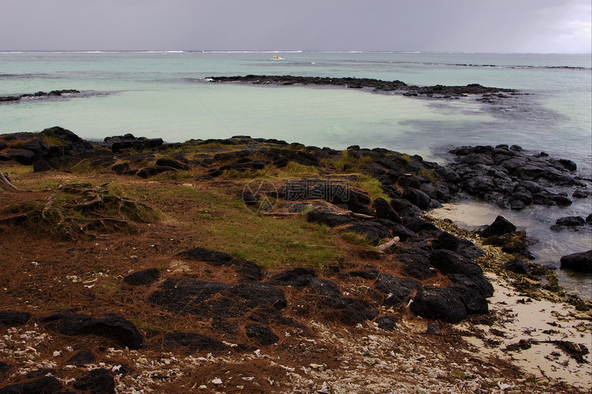 圣母之石的石头浅蓝色泡沫波浪海藻衬套小岛岩石低潮支撑海洋图片